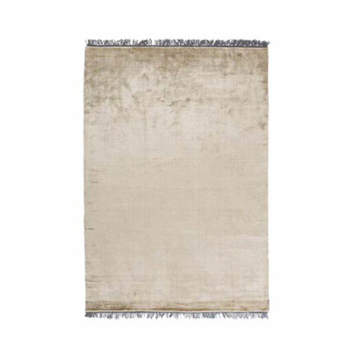 beige matta med fransar