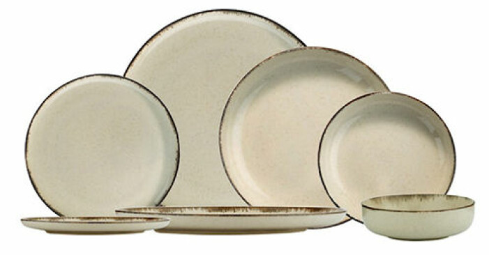 beige porslinset med tallrikar