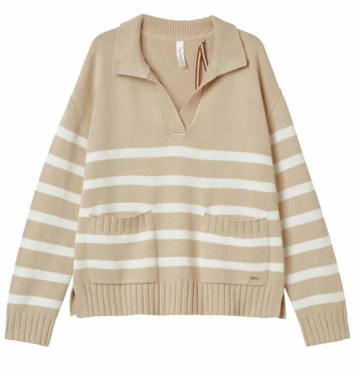 En stickad tröja är ett måste basgarderoben, oavsett årstid. Klicka på bilden för att komma direkt till tröjan. beige randig stickad tröja för dam till basgarderob