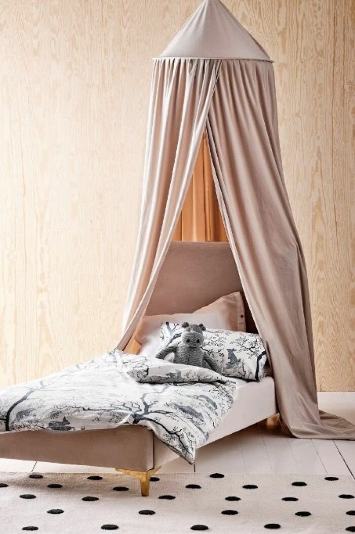 beige sänghimmel taket
