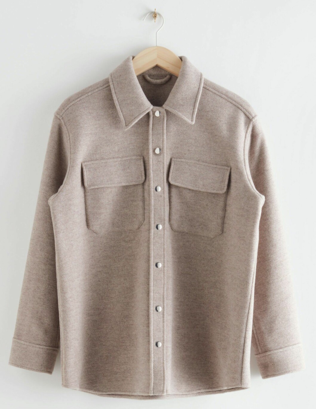 Beige oversized skjortjacka från & Other stories.