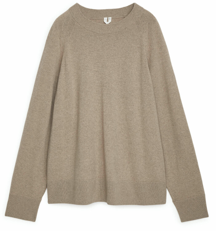 Beige tröja i återvunnen kashmir från Arket.