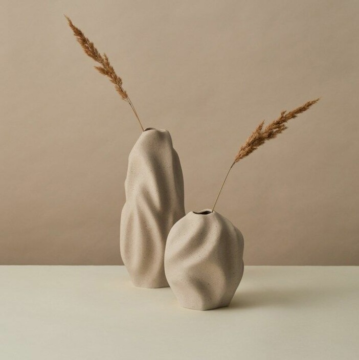 beige vas med skulptural form