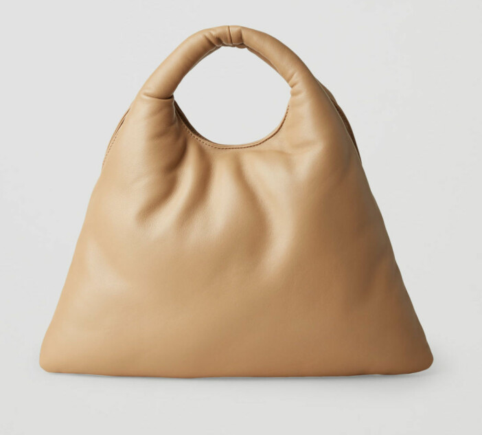 Beige väska från Cos.