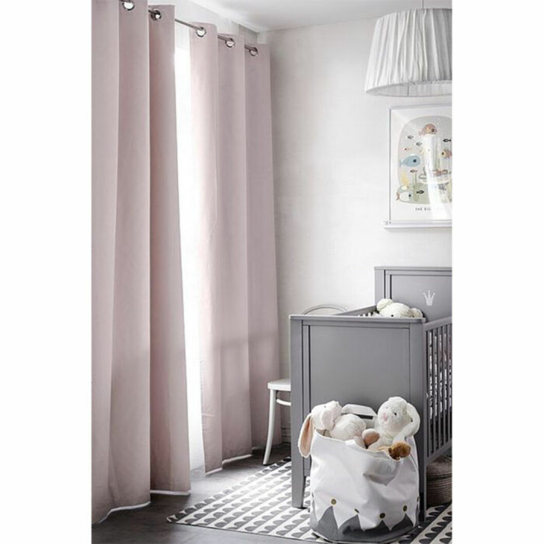Rosa mörkläggningsgardin från Ellos Home, finns i flera färger. <a href="http://www.awin1.com/cread.php?awinaffid=439039&awinmid=8905&clickref=gardiner&p=https%3A%2F%2Fwww.ellos.se%2Fellos-home%2Fmorklaggningsgardin-filippa-1-pack%2F1041100-05">Här kan du läsa mer och köpa dem</a>. Rosa mörkläggningsgardin