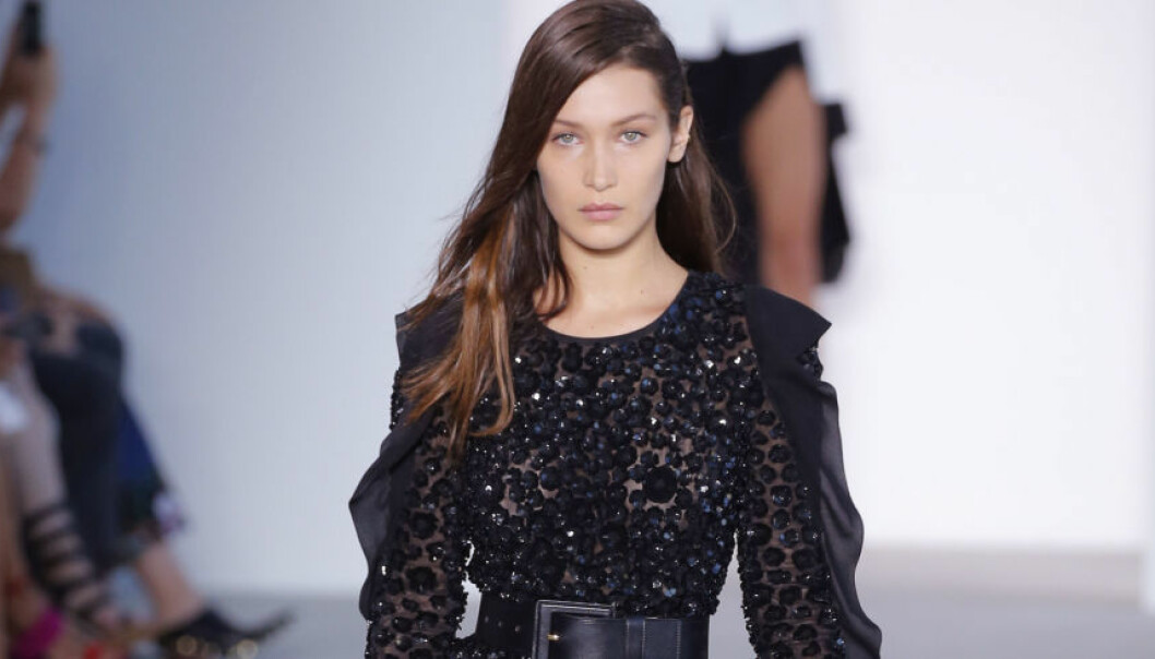 Bella Hadid ramlar på catwalken – men lyckas hålla ett leende på läpparna