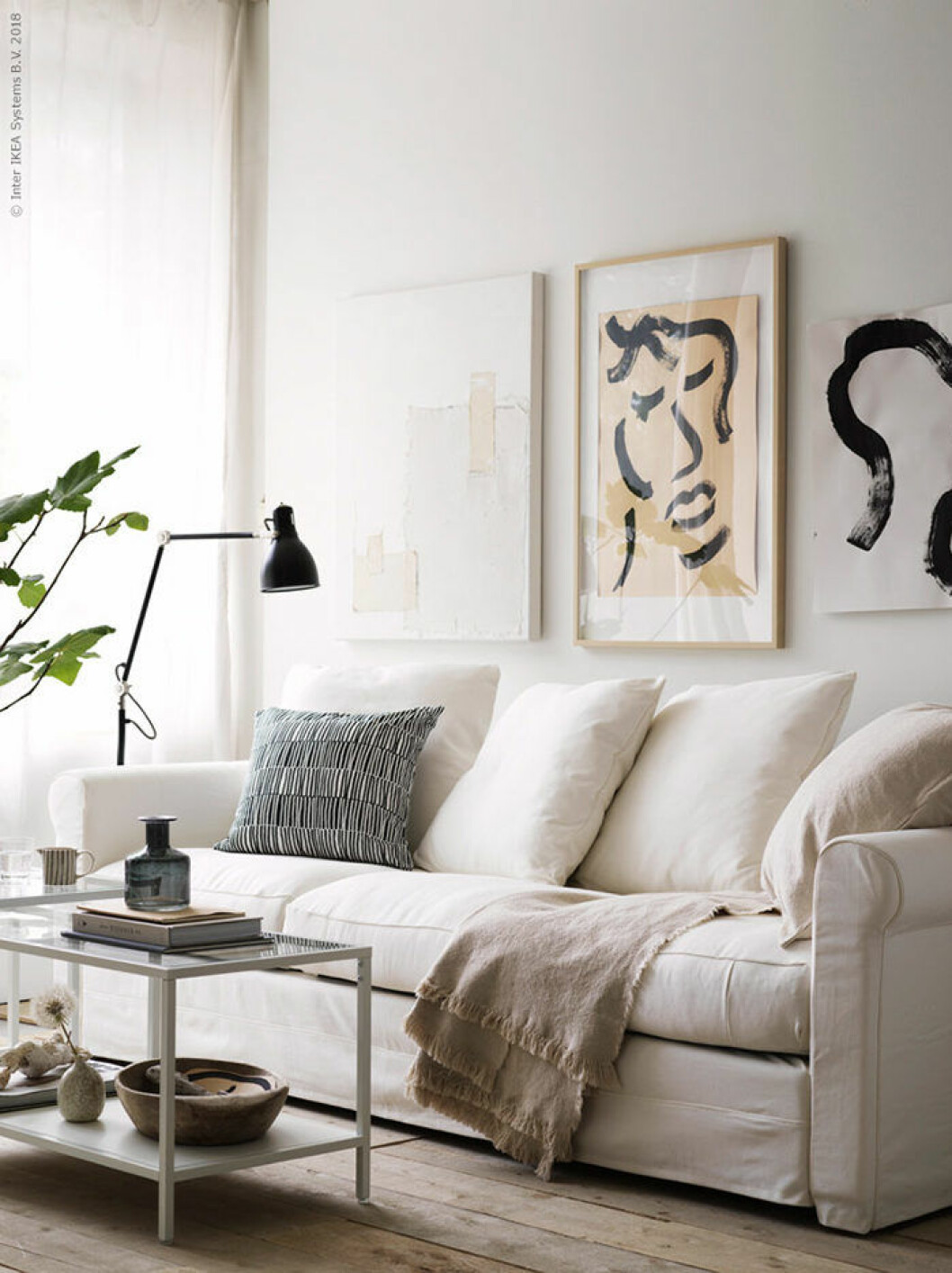 En till lampa i hemmet gör sällan skada. Foto: Ragnar Òmarsson Styling: Anna Lenskog Belfrage för <a href="http://livethemma.ikea.se/landa-i-gronlid-i-sommar/" target="_blank" rel="noopener">Ikea Livet Hemma</a> En golvlampa vid soffan i vardagsrummet lyser upp, här hos Ikea