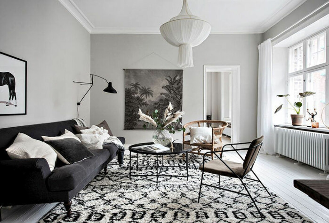 Glöm inte att komplettera taklampan med fler ljuskällor, exempelvis en vägglampa och ljusstakar. Foto: Maria Sahlander Styling: By Bon för <a href="https://www.instagram.com/bjurfors_goteborg/?hl=sv" target="_blank" rel="noopener">Bjurfors</a>/mäklare: Ida Almgren Komplettera allmänljuset med fler lampor och levande ljus.