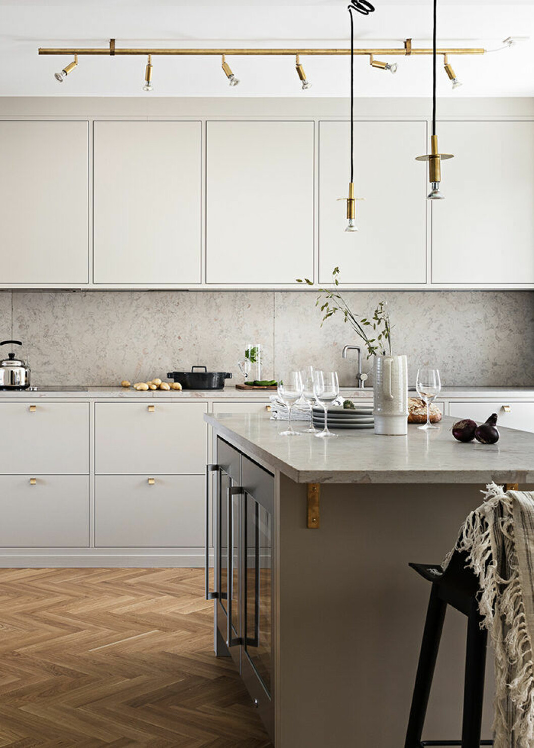Lys upp ovanför köksön och -bänken. Foto: Spinnell Styling: Rydman för <a href="https://www.instagram.com/historiskahem/?hl=sv" target="_blank" rel="noopener">Historiska Hem</a>/mäklare: Markus Elias Arbetsbelysning ovanför köksön och -bänken är viktigt