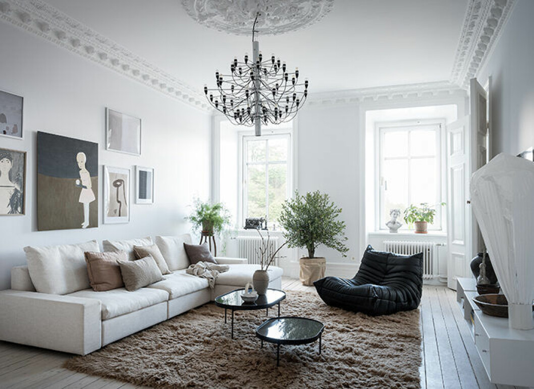 Lamporna kan bli de mest exklusiva inredningsdetaljerna i sig – här takkronan Sarfatti och bordslampan Vapeur. Foto: Alen Cordic Styling: Nouvel Interior för Bjurfors/mäklare: Ida Almgren Lampor är exklusiva inredningsdetaljer