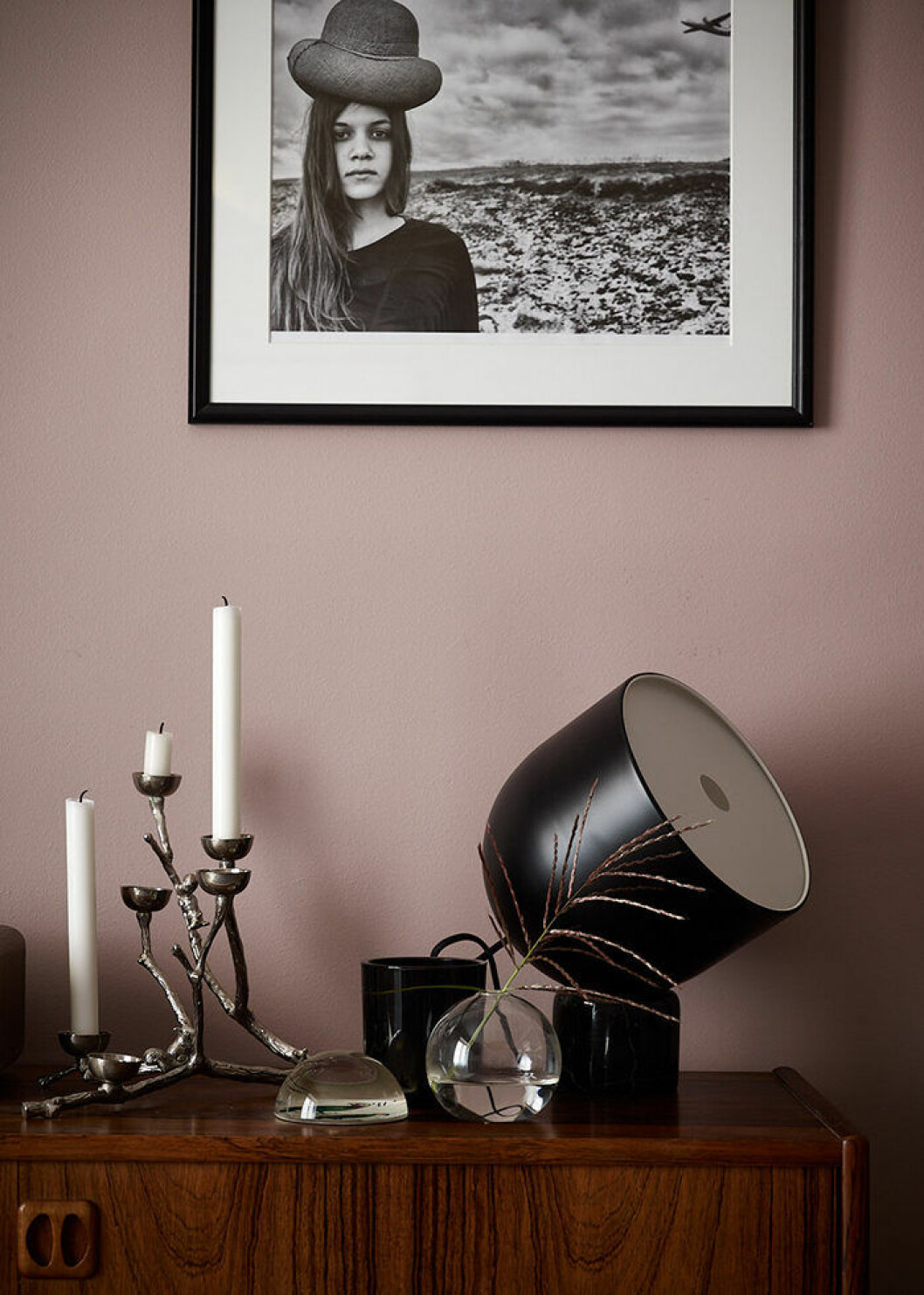 Riktat ljus är både snyggt och praktiskt. Foto: Fredric Boukari Styling: Sand för Historiska hem/mäklare: Mattias Lantto Riktat ljus med bordslampa