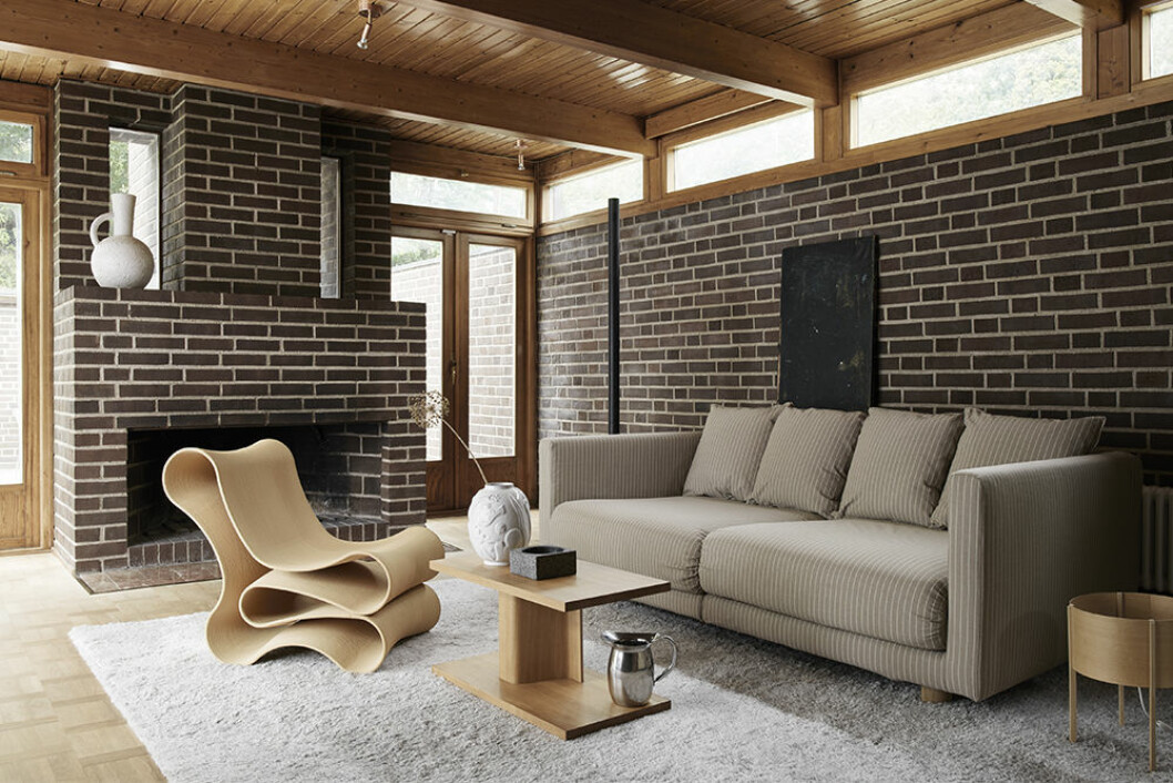 <em>Conscious-</em>kollektionen från Bemz är inspirerad av klassiskt herrmode med bland annat kritstrecksrandiga överdrag. Foto: Bemz Kritstrecksrandigt överdrag till Ikea-soffa från Bemz
