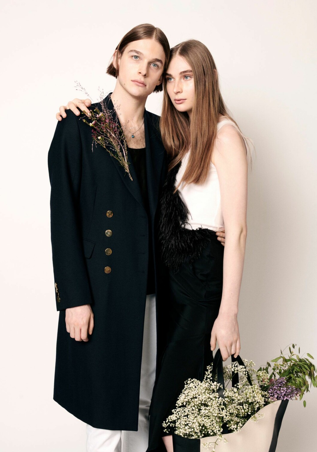 Benjamin: Rock, 13 250 kr, linne, 11 350 kr, och byxor, 2 585 kr, allt Dries Van Noten. Emma: Linne, 900 kr, och topp, 6 180 kr, båda Dries Van Noten. Kjol, 9 890 kr, Max Mara. Väska, 4 700 kr, ATP Atelier. Benjamin och Emma i Dries Van Noten
