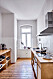 Köket går i vita toner med tydliga kontraster mellan rått och välpolerat i östra Berlin