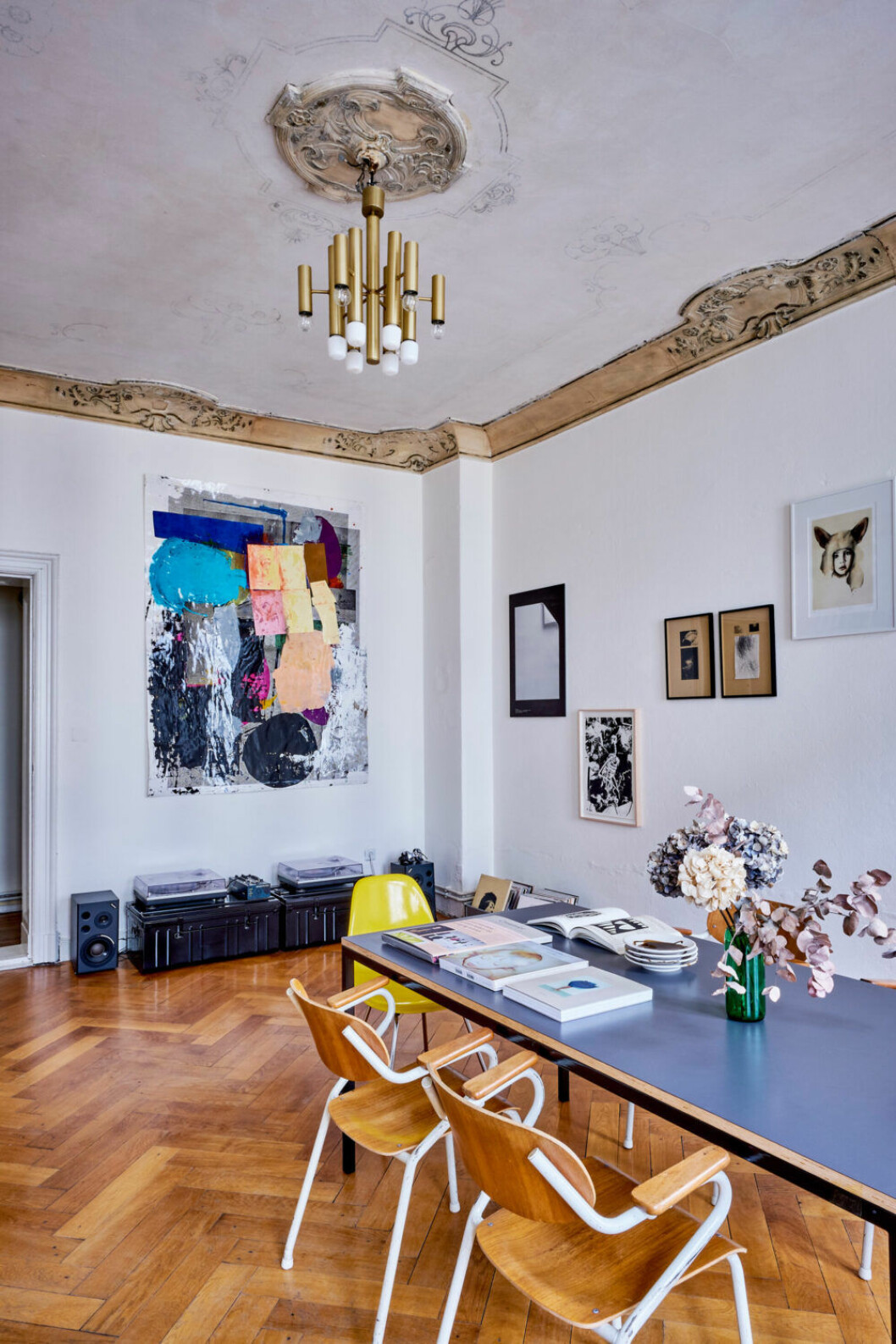Vintagebelysning och färgstark konst prydder väggarna i östra Berlin