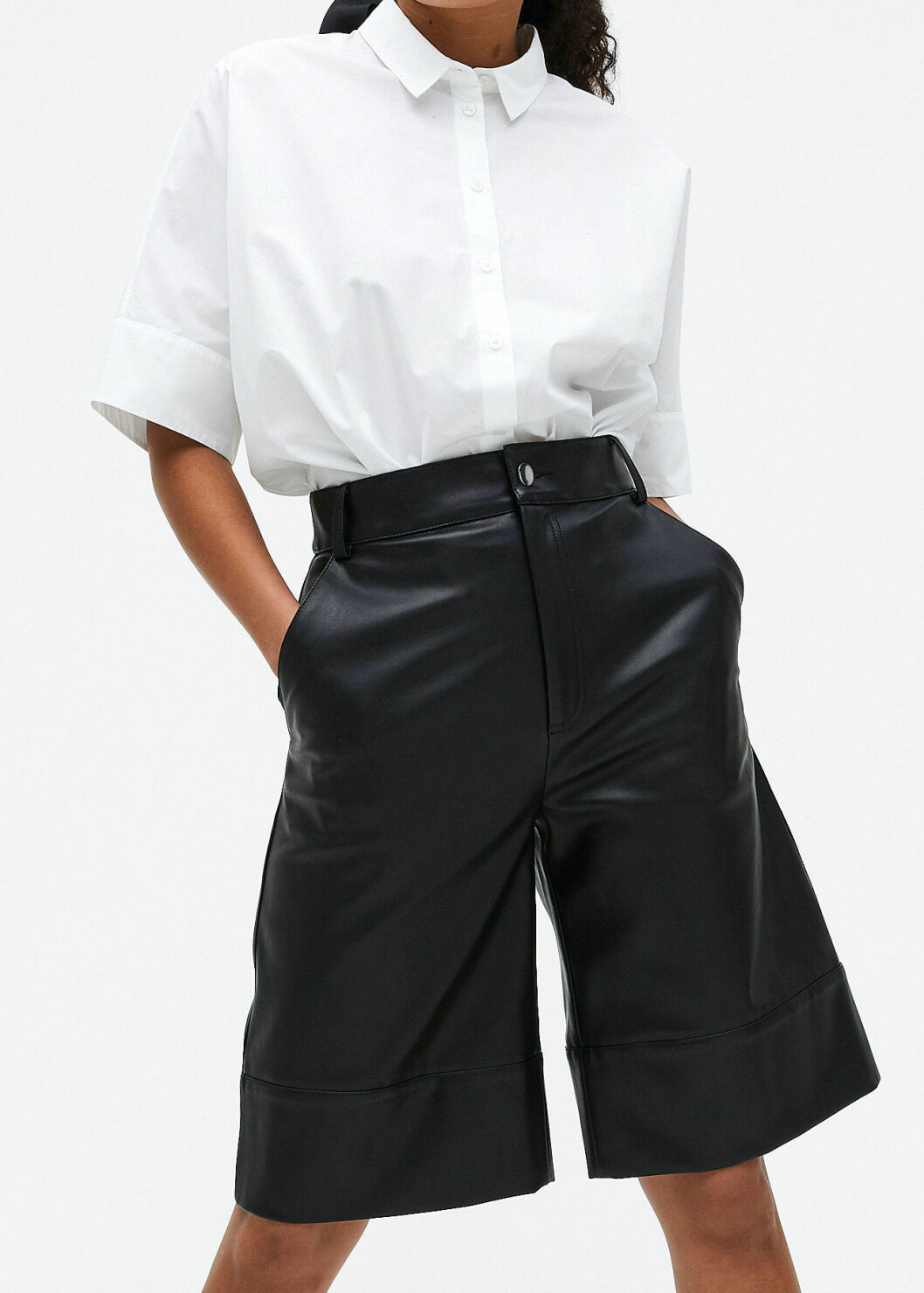 Snygga och något oversized bermudashorts i läderimitation från Monki.