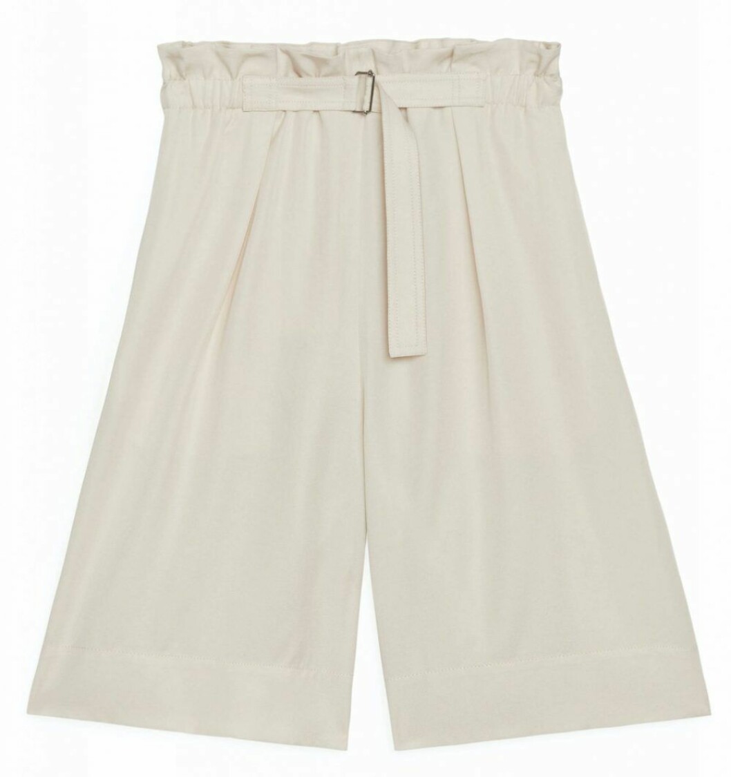 Bermudashorts i beige från Arket.