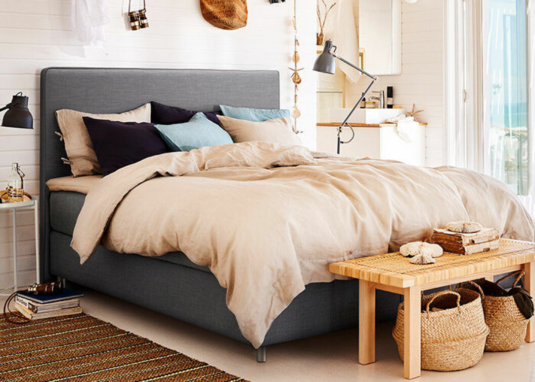 En kontinentalsäng ger sovrummet en härlig känsla att vakna upp till.<a href="https://www.ikea.com/se/sv/search/products/?q=dunvik" target="_blank" rel="noopener"> DUNVIK</a>, Kontinentalsäng, 160x200cm, 7495:-