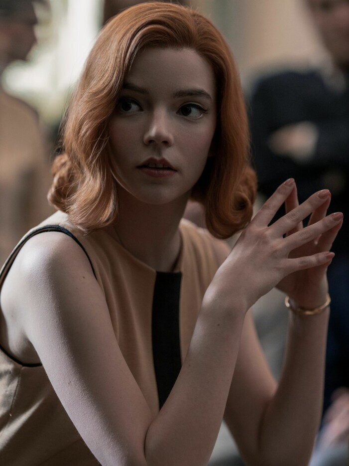 Beth Harmons klassiska look hämtar inspiration från gamla Hollywood-stjärnor. Foto: Netflix. Beth Harmon är brunett i boken The Queen's Gambit men rödhårig i serien