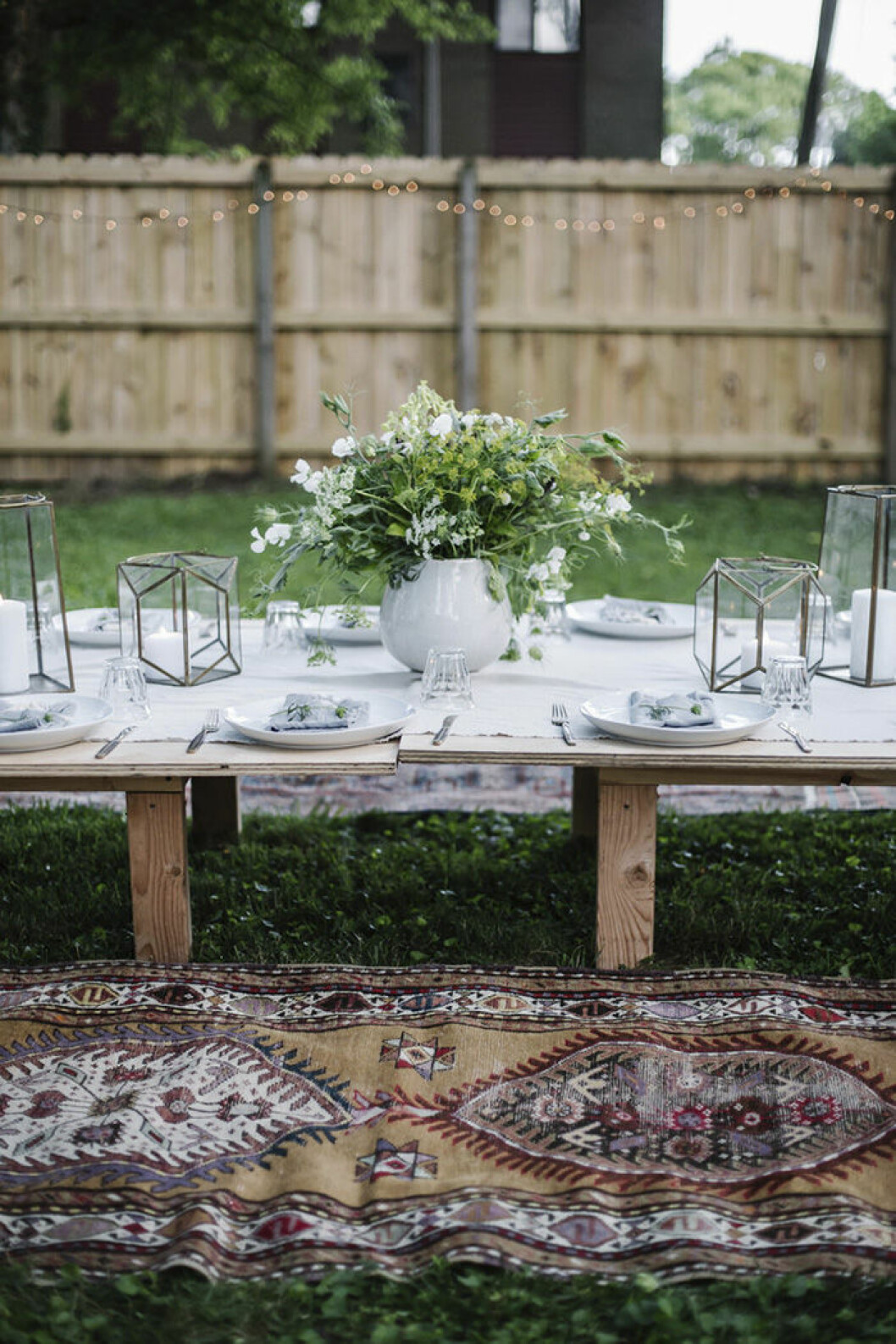 Foto: <a href="http://www.bethkirby.com/work#/gather-1/">Beth Kirby/Local Milk</a> Duka lågt med ett lågt bord och mattor