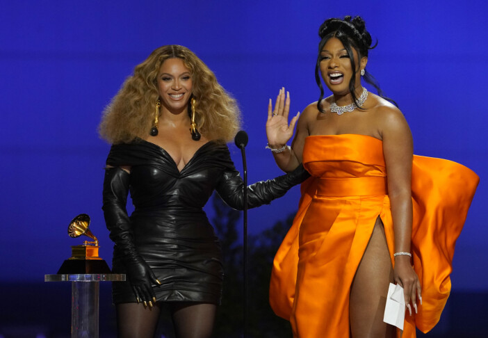 Beyonce och Megan Thee Stallion tar emot priset i kategorin best rap song för "Savage" på grammygalan. Beyonce och Megan Thee Stallion på Grammygalan 2021