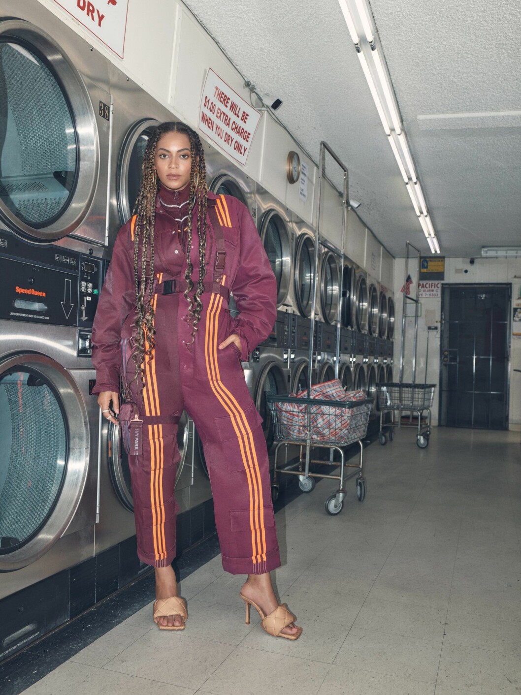 Beyoncé själv är sin bästa produkttestare. Hennes team bekräftar att hon har provat alla plagg för att försäkra sig om att de håller måtten både vad gäller ”ath-” och ”leisure”. Byxdress, 1 325 kr, jumpsuit under, 715 kr, och remväska, 1 120 kr, allt Ivy Park x Adidas. Örhängen, från 26 390–53 800 kr/per par, Lana Jewelry. Halsband, pris vid förfrågan, Lorraine Schwartz. Ringar, 61 365 kr/st, Ofira. Skor, 11 150 kr, Bottega Veneta. Beyoncé i intervju med ELLE, lila jumpsuit från Ivy Park x Adidas.