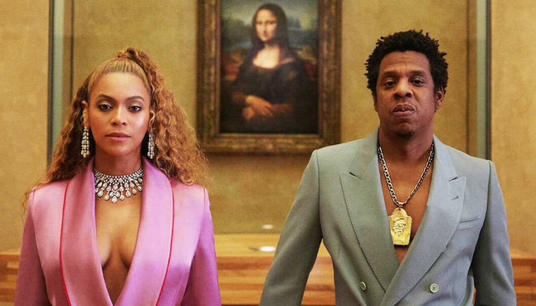 Beyoncé och Jay-Z framför en målning av Meghan Markle.