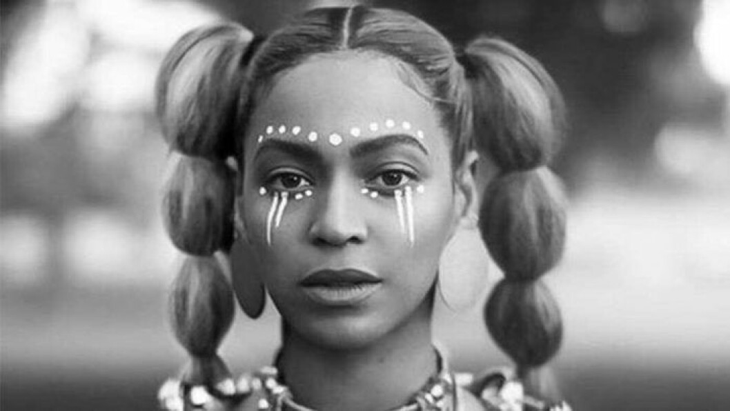 Beyoncé i body paint av Laolu Senbanjo.