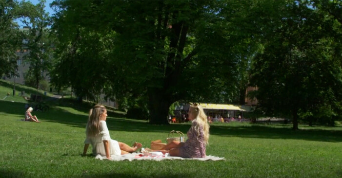Bianca och Melina under picknicken i Humlegården i Stockholm. Bianca och Melina pratar bulimi
