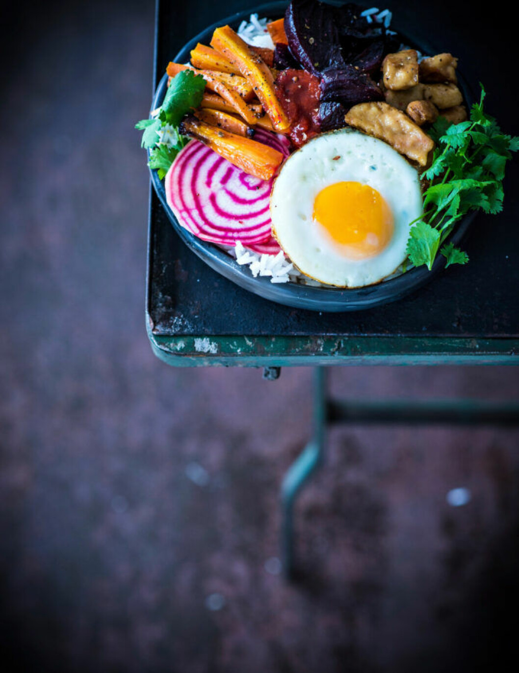 Vegetarisk bibimbap med sriracha. Recept på vegetarisk bibimbap med sriracha