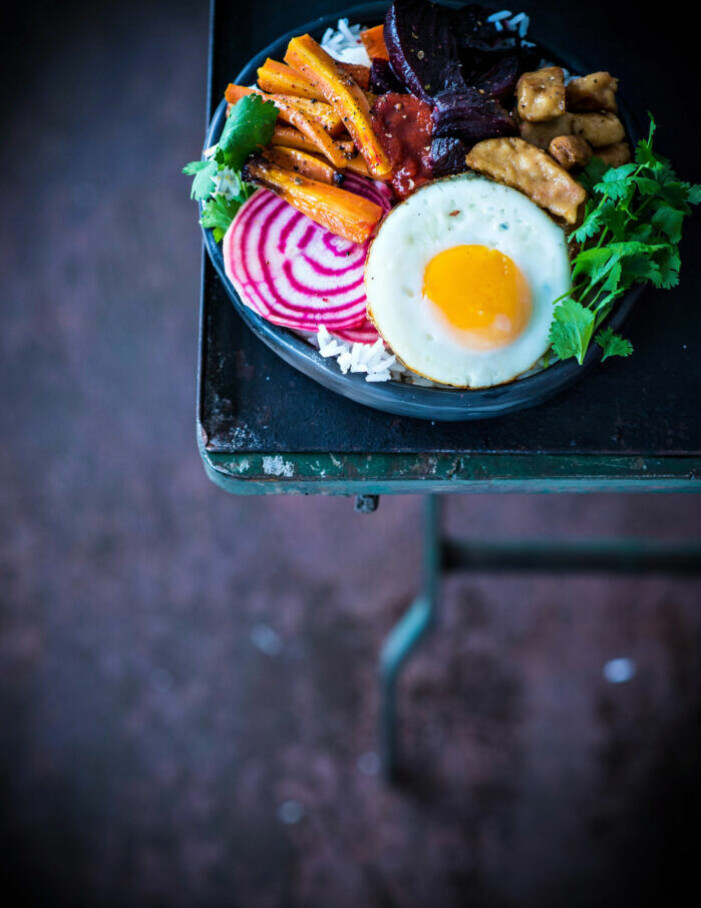 Recept på vegetarisk bibimbap med polkabetor och sriracha