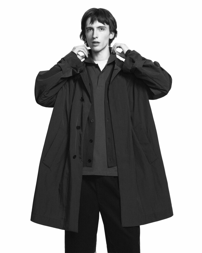 Svart kort trenchcoat med svarta byxor