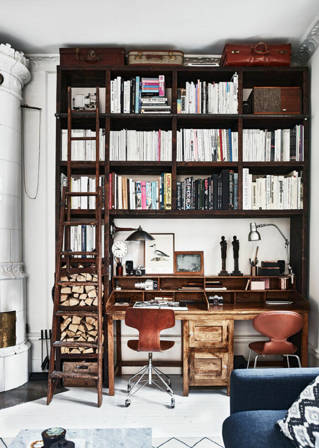 En platsbyggd bokhylla ger både personlig charm och möjlighet att få rum för vad man själv vill. Foto: <a href="https://www.elledecoration.se/decoration/kopte-en-oslipad-diamant-och-skapade-en-vintagedrom/" target="_blank" rel="noopener">Andrea Papini</a> Bokhylla mörkt trä