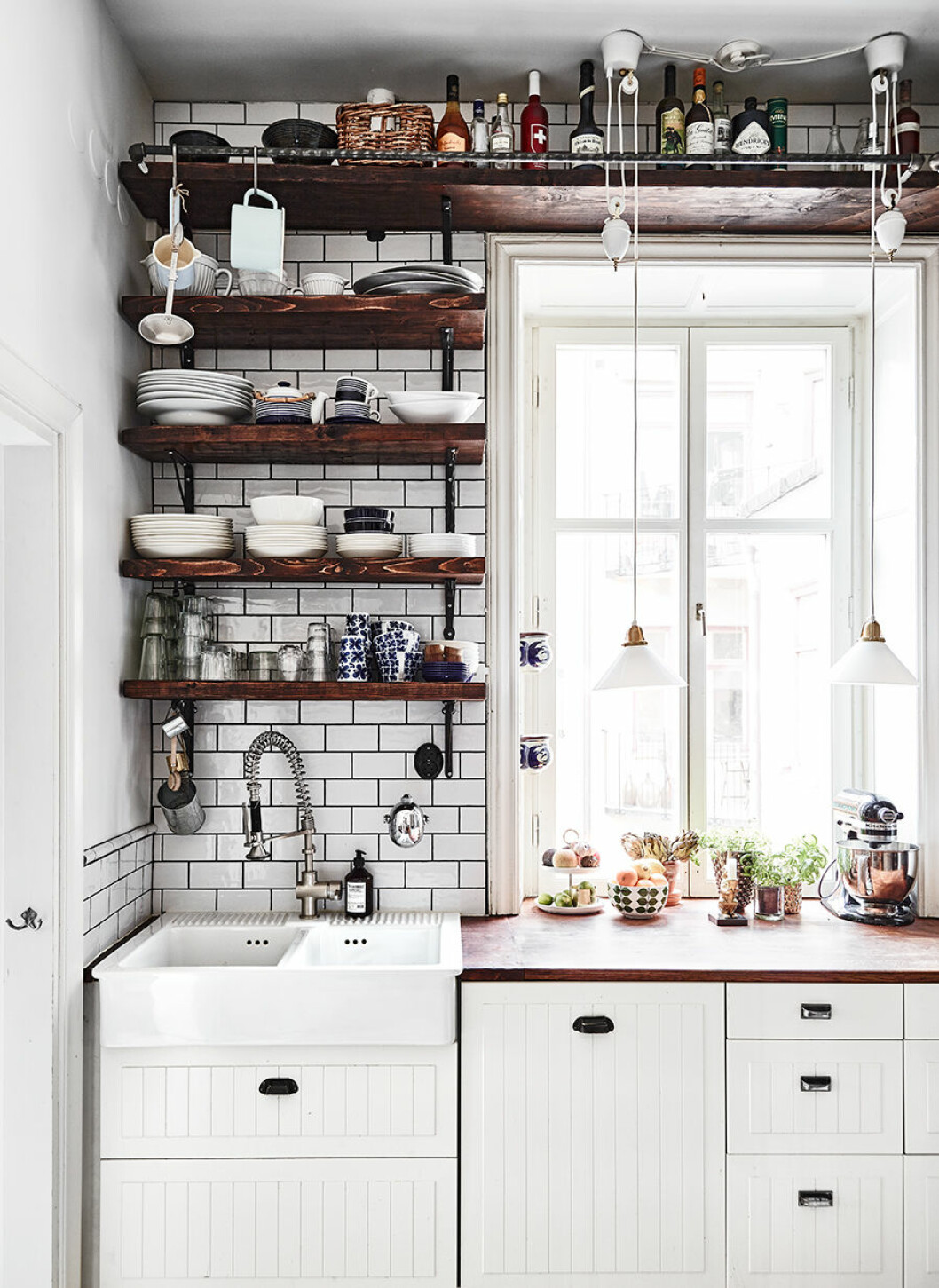 Foto: Andrea Papini, styling: Edin Memic Kjellvertz. Ur reportaget <a href="https://www.elle.se/decoration/kopte-en-oslipad-diamant-och-skapade-en-vintagedrom/">”Köpte en oslipad diamant och skapade en vintagedröm”.</a> Kök med trähyllor i kaklet