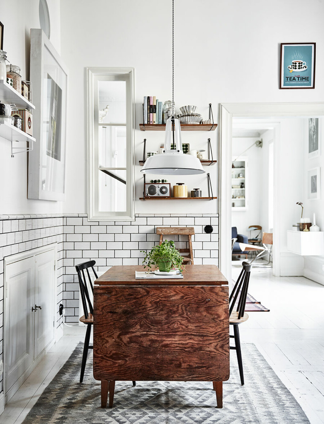 Matplats. Träbord med nedfällbara sidor