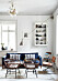 Vitrinskåp för vägg med prydnadssaker i, marinblå soffa, korgstolar