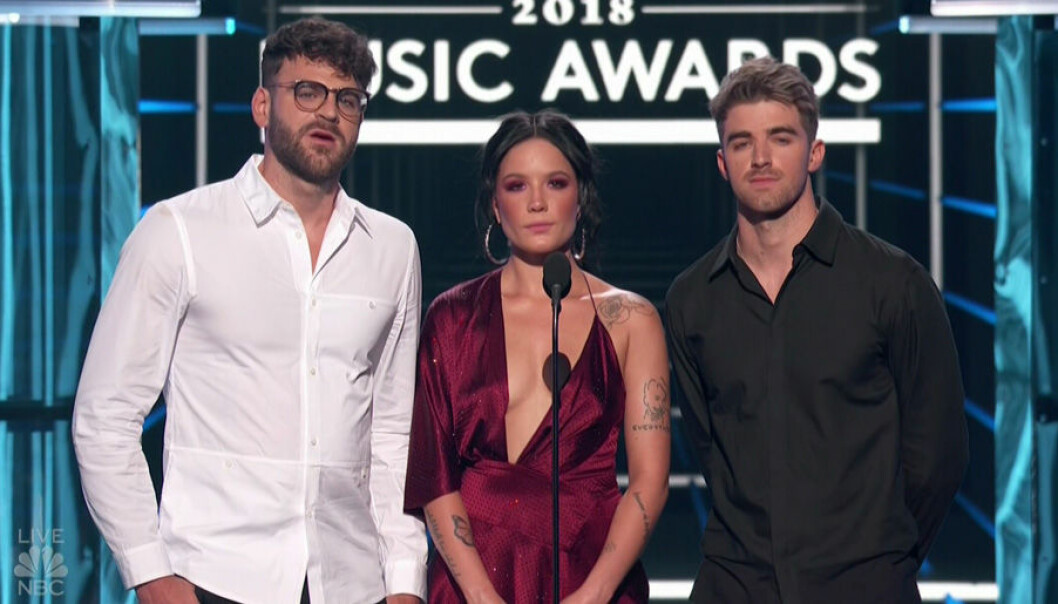 Vännerna hyllade Avicii under Billboard Music Awards.