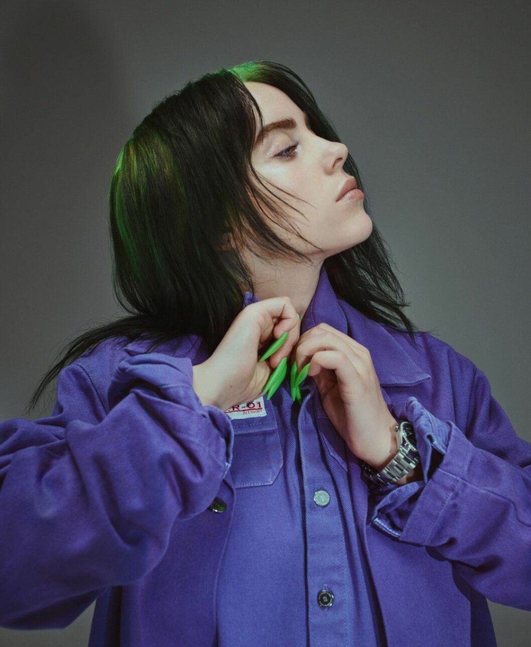 Jacka och skjorta, Raf Simons. Klocka, Rolex. Billie Eilish i exklusiv intervju i ELLE, lila jeansjacka från Raf Simons