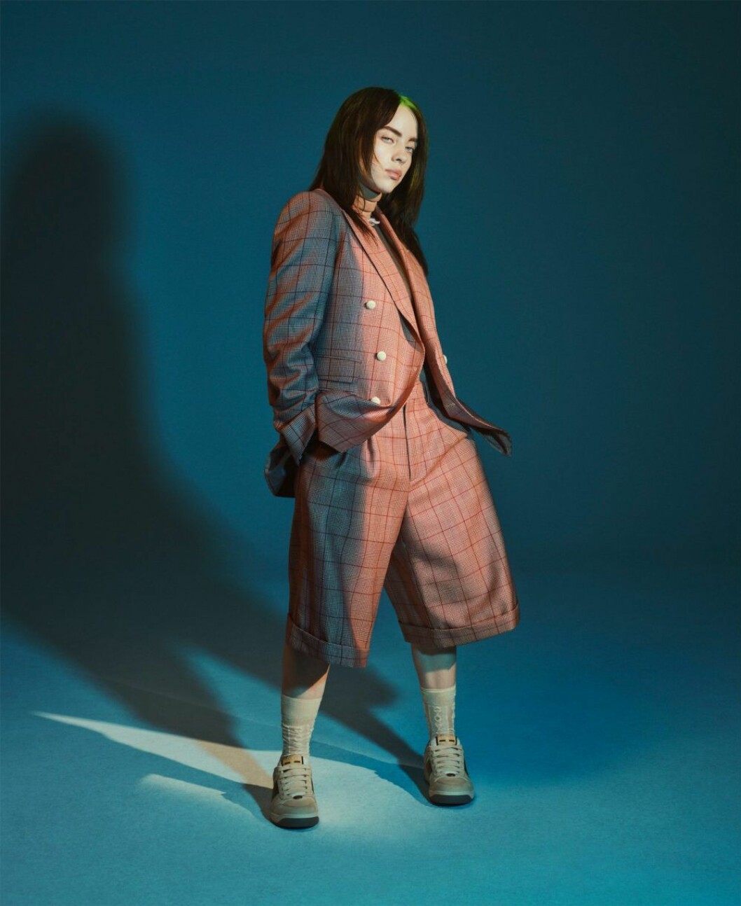 Kavaj, shorts, polotröja, strumpor och sneakers, allt Gucci. Halsband, Cartier. Billie Eilish i exklusiv intervju i ELLE, rutig kostym