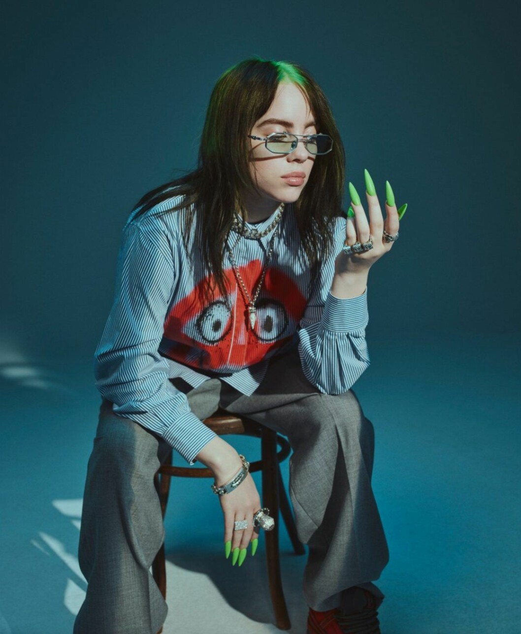 Blus, Moschino Couture. Byxor och sneakers, båda Louis Vuitton. Solglasögon, Chrome Hearts x Jordan Barrett. Halsband, armband och ringar, allt Chrome Hearts. Billie Eilish i exklusiv intervju i ELLE, skjorta från Moschino Couture