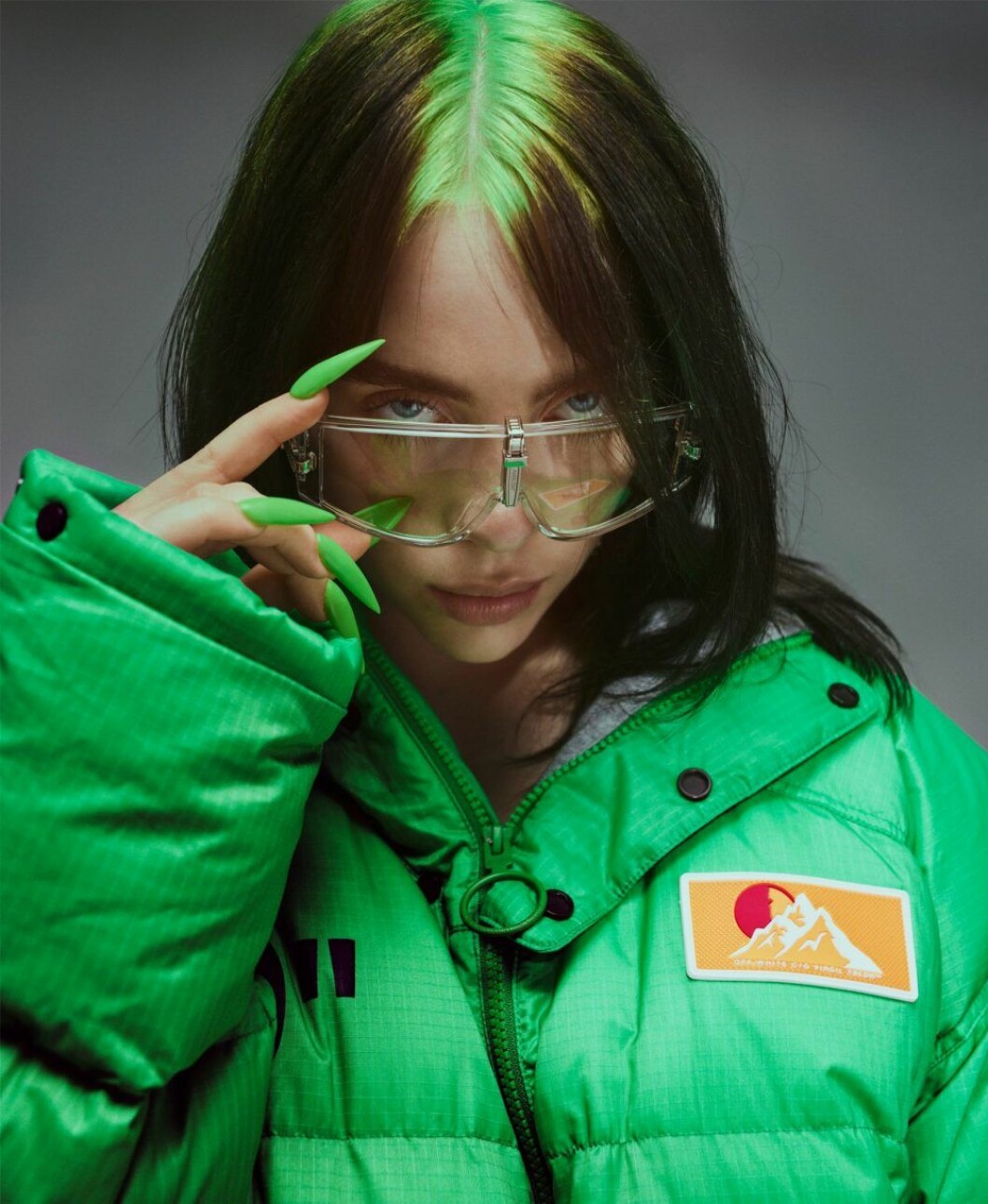 Dunjacka, Off-White c/o Virgil Abloh. Solglasögon, Gentle Monster x Ambush. Billie Eilish i exklusiv intervju i ELLE, neongrön dunjacka från Off-White