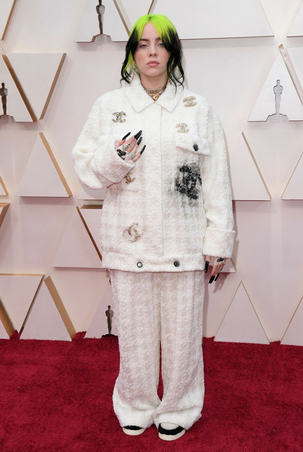 Billie Eilish i vit kostym på röda mattan