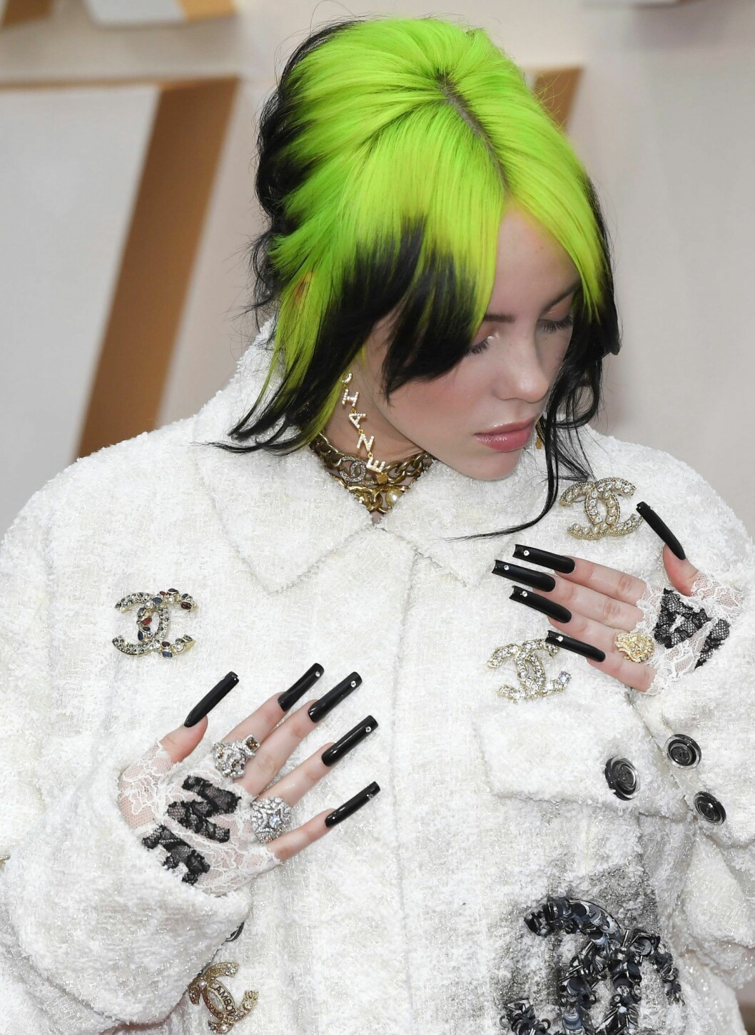 Billie Eilish i Chanel och grönt hår på Oscarsgalan 2020. Billie Eilish på Oscarsgalan 2020.