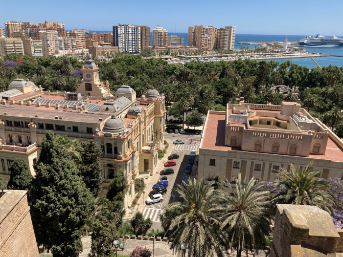 Stad möter strand i Malaga på Costa del Sol. Här en av vyerna från fortet Alcazaba, beläget högst upp på en kulle med magisk utsikt åt alla håll. tips på billig weekend i en av Spaniens största städer Malaga