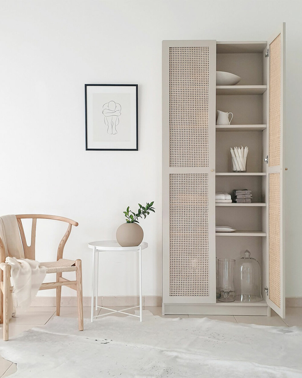 Foto & Ikeahack: <a href="https://www.houseofhawkes.com/ikeas-billy-bookcase-turns-40/" target="_blank" rel="noopener">House of Hawkes</a> Ikeahack med billy och rotting