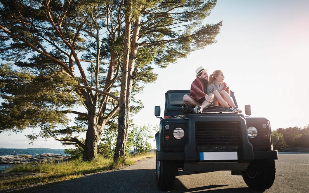Bara fantasin och tanken sätter gränserna. Man och kvinna sitter på motorhuv.