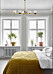 Sovrum med säng som har gult överkast