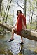 modell med röda plagg och sandalerna Milano från Birkenstock x Jil Sander