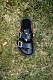 Klassiska sandalen Arizona i svart fotad på gräsmatta från designsamarbetet mellan Birkenstock x Jil sander.