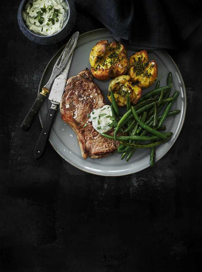 Bjud på entrecote med smashad potatis, bönor och kall bearnaise